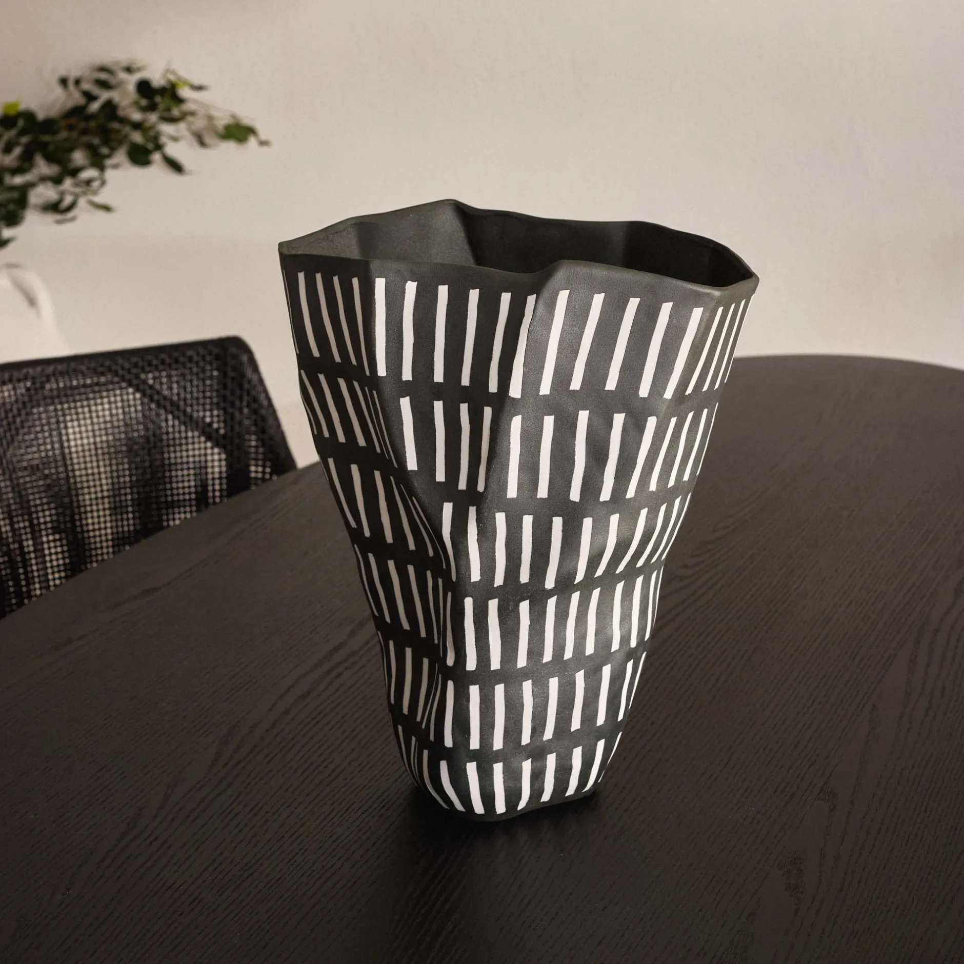 Best Horgans Emi Vase Black & White