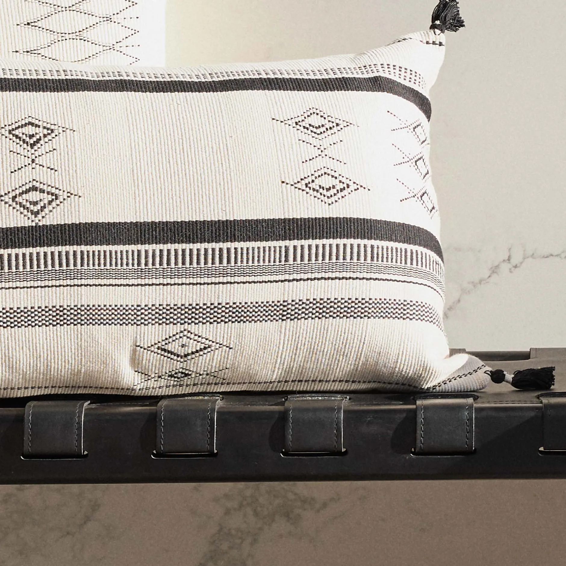 Outlet Horgans Mohe Handwoven Cushion 60x40 Black & White
